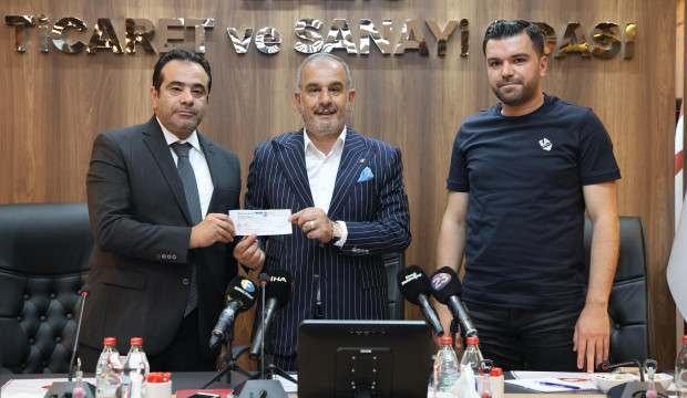 'Anaların ak sütü gibi helal' dedi, 10 milyon TL'lik çeki kulübe bağışladı