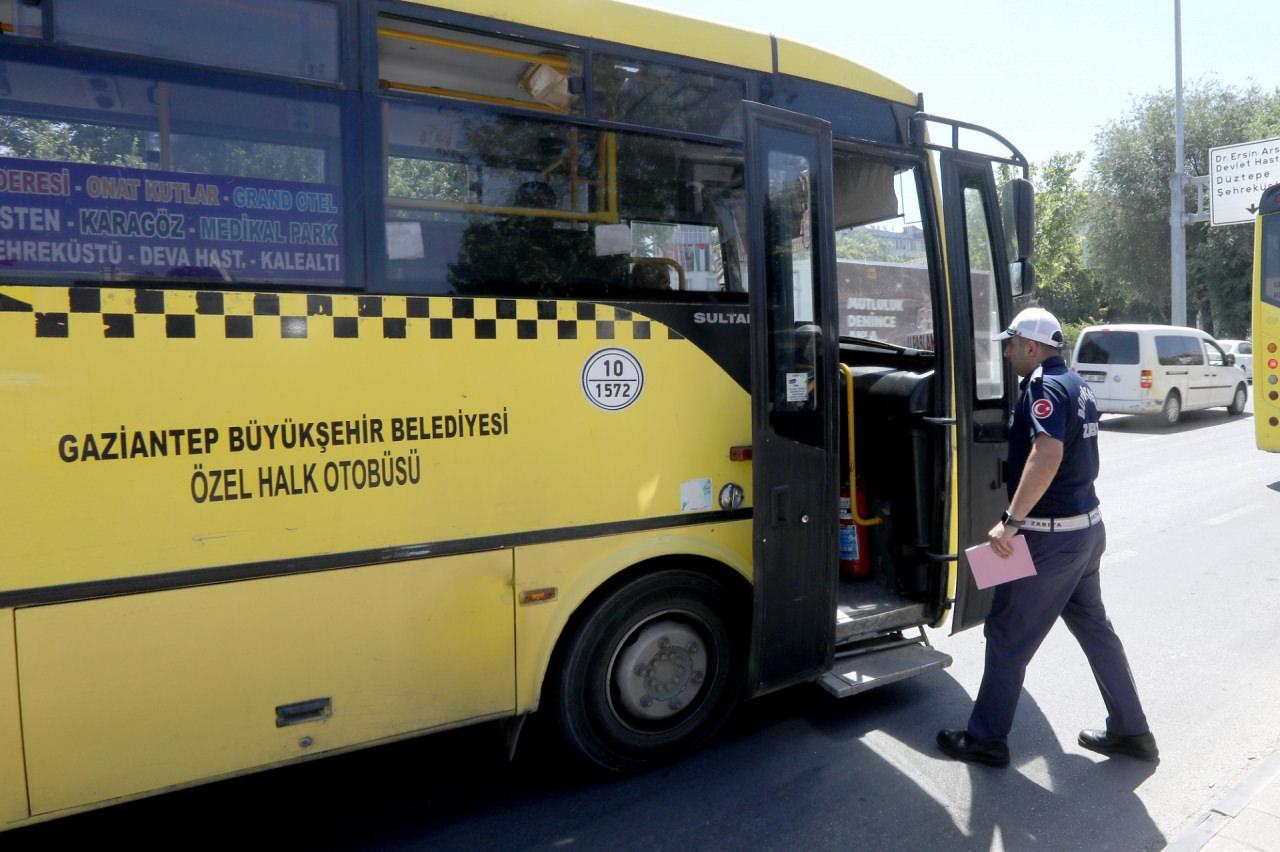 Zabıta ekipleri, toplu taşıma araçlarını durdurarak klimaları kontrole ediyor. 