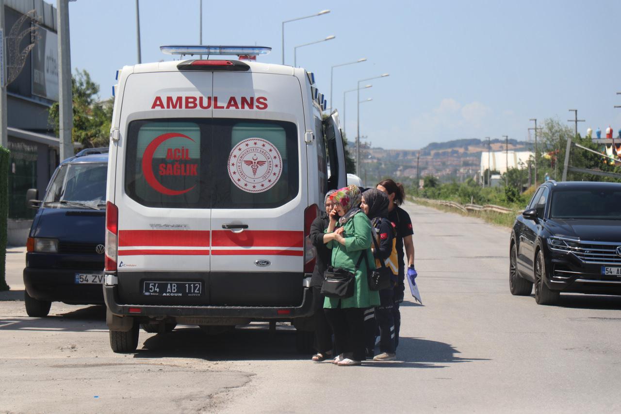 Fabrikada meydana gelen çökme sonrası işçilerden görüntü