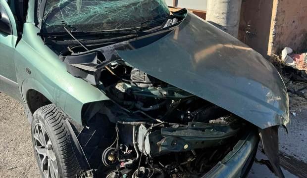 Elektrik direğine çarpan otomobilin sürücüsü öldü