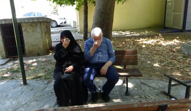 Evden atılan Toprak çifti, günlerini cami avlusunda geçiriyor