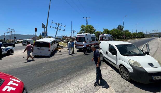 Fethiye'de minibüs ve hafif ticari araç çarpıştı: 12 yaralı