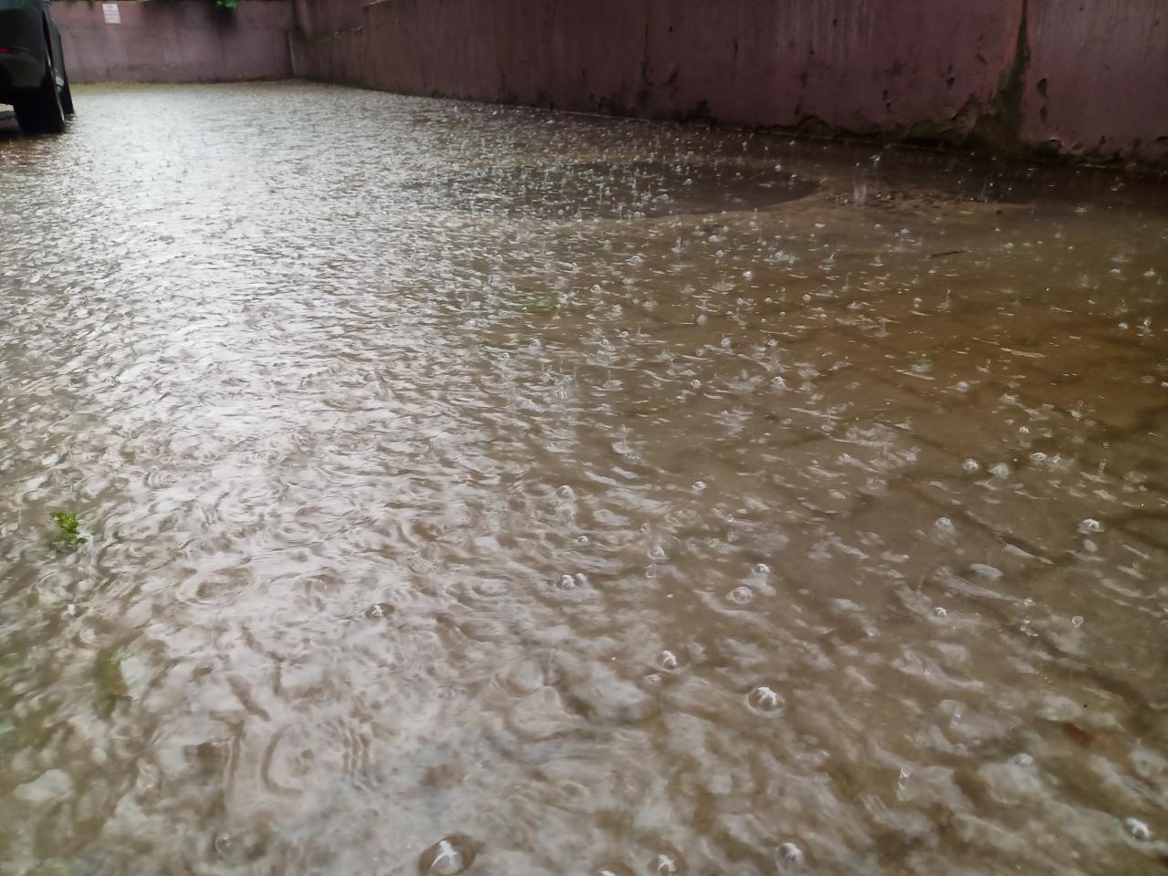 Atakum ilçesinde, cadde ve sokaklar su doldu.