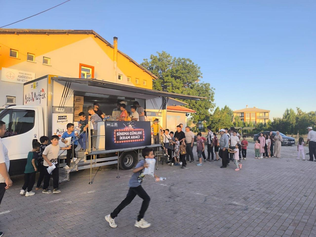 Konya Büyükşehir tarafından ücretsiz ikramlıklar yapıldı.