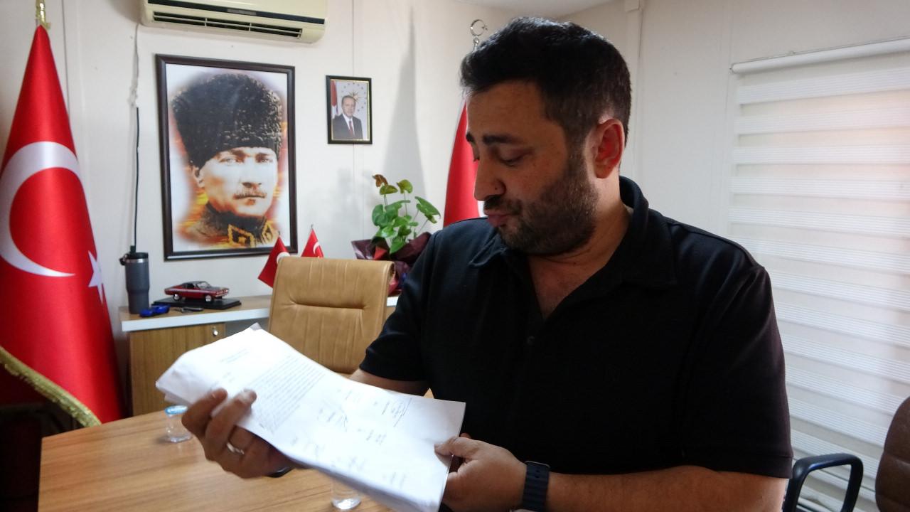 Burhaniye Mahalle Muhtarı Kadir Uğurtay evraklarla konuştu.