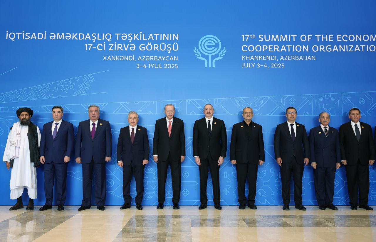 Zirve öncesi liderler, aile fotoğrafı için bir araya geldi. 
