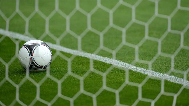 Bir kale arkasından çekilen futbol topu