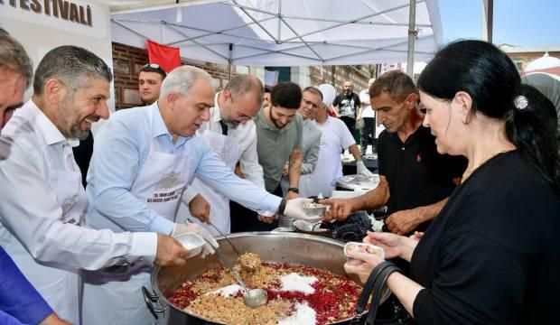 Fatih Belediye Başkanı Mehmet Ergün Turan, vatandaşlara aşure ikram etti