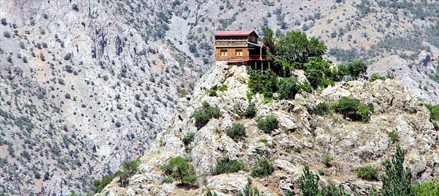 Kayaların üzerine yapılan ev görenleri şoke ediyor. 