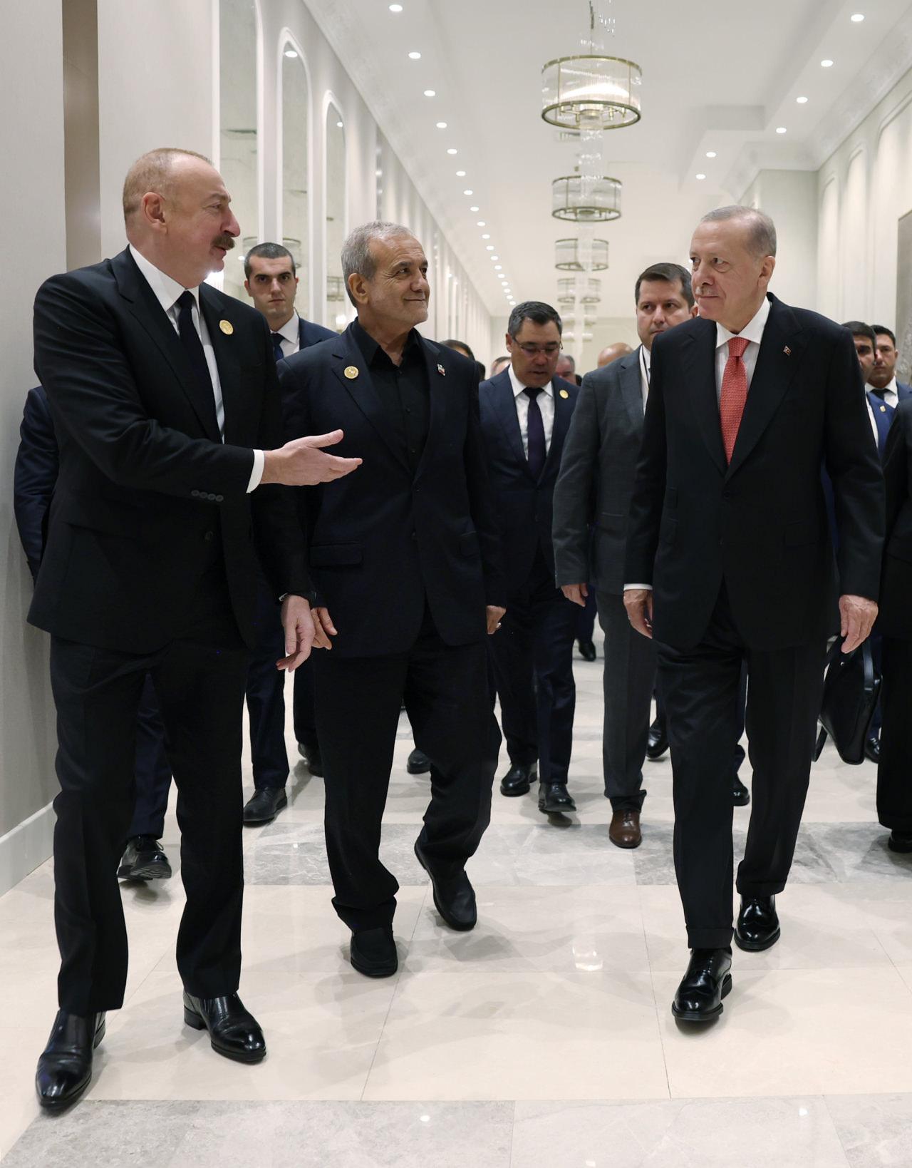 Cumhurbaşkanı Erdoğan, zirvenin düzenlendiği alana gelişinde, Azerbaycan Cumhurbaşkanı İlham Aliyev tarafından karşılandı.