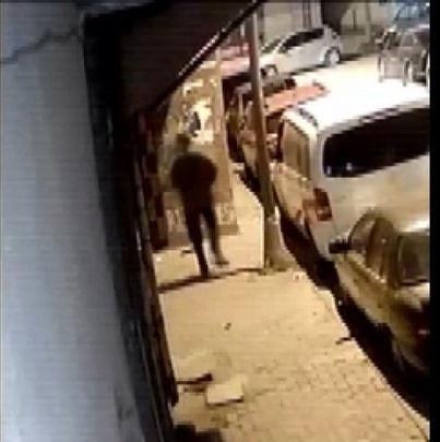 Güngören'de cinayet şüphelisi saklandığı bavulda yakalandı.