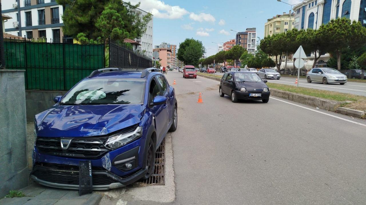 Duvara çarpa.n otomobilin sürücüsü yaralandı