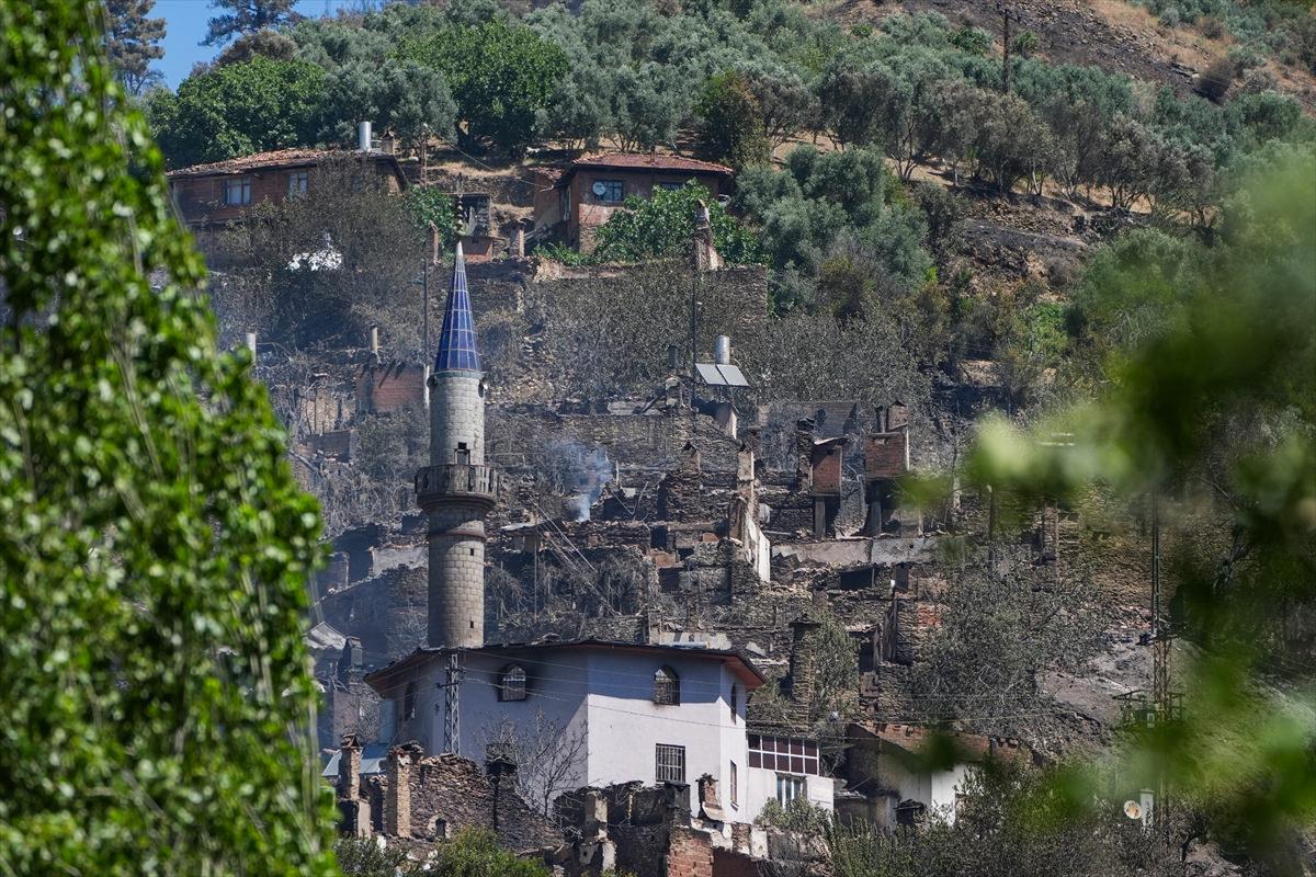 İzmir'in Ödemiş ilçesinde çıkan orman yangını nedeniyle 40 haneli Tosunlar Mahallesi'nde neredeyse tüm yapılar kullanılamaz hale geldi.