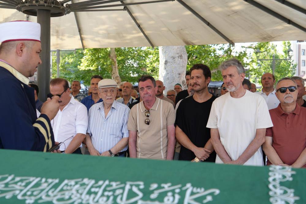Doğum gününde acı haberi alan ünlü oyuncu, dedesini son yolculuğuna uğurladı