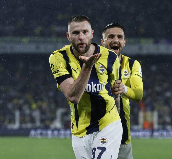 Skriniar, Tadic'le attığı golün sevincini yaşıyor