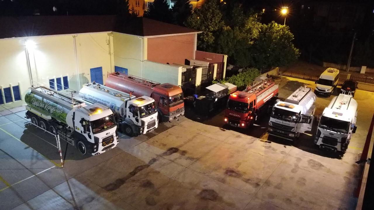 Hatay'ın Antakya ilçesinde çıkan yangınları söndürmek için yola çıkan itfaiye ekiplerinin araçları.