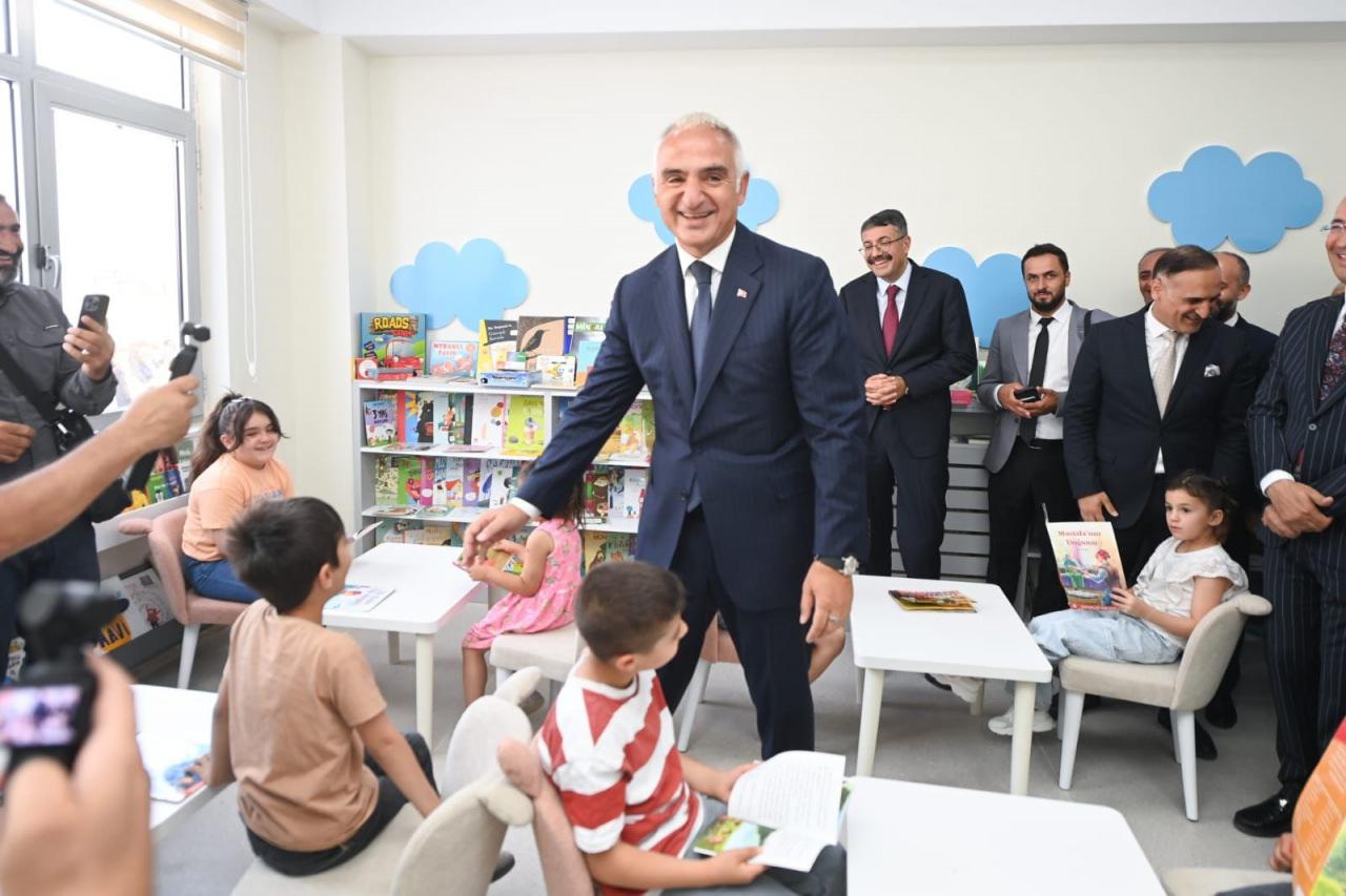 Bakan Ersoy'un öğrencilerle görüntüsü