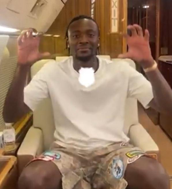 Beşiktaş'ın yeni golcüsü Abraham'dan uçakta kartal pençesi