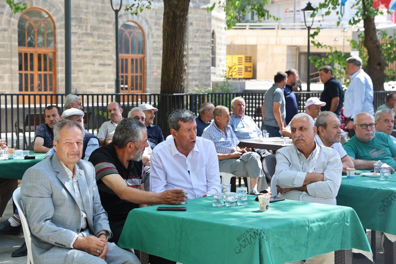 Açılışa katılım sağlayan vatandaşlar, lokal bahçesinde sosyalleşti. 