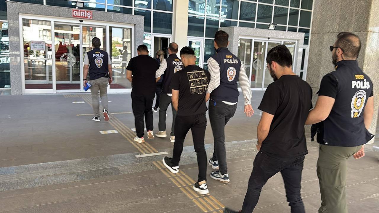 Saraçhane'de Cumhurbaşkanı Recep Tayyip Erdoğan'a hakaret edip güvenlik güçlerine mukavemet gösteren 42 kişinin yakalandı.