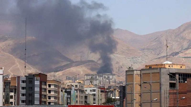 16 Haziran 2025: Tahran'ın kuzeybatısındaki Şahran petrol deposundan ikinci gün dumanlar yükseliyor.