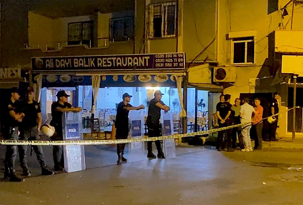 Polis ekipleri olay yerini şeritle kapattı