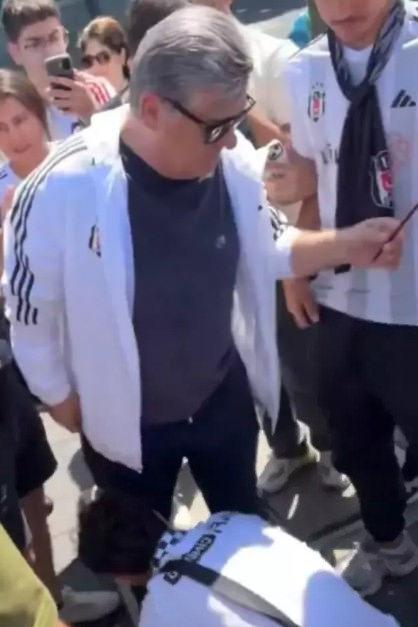 Beşiktaşlı bir taraftar Serdal Adalı'nın ayağını öpüyor