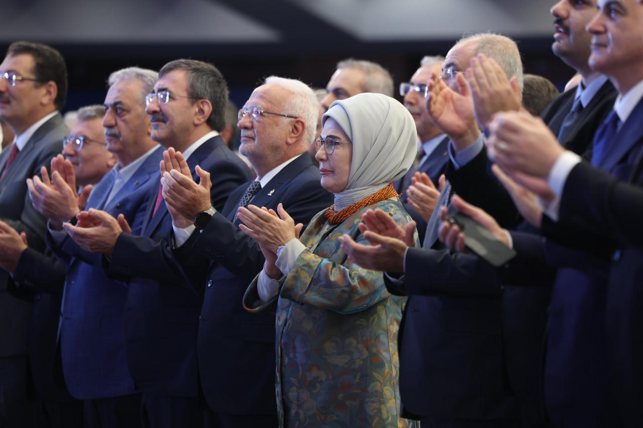 Toplantıya, Cumhurbaşkanı ve AK Parti Genel Başkanı Recep Tayyip Erdoğan'ın eşi Emine Erdoğan da katıldı.