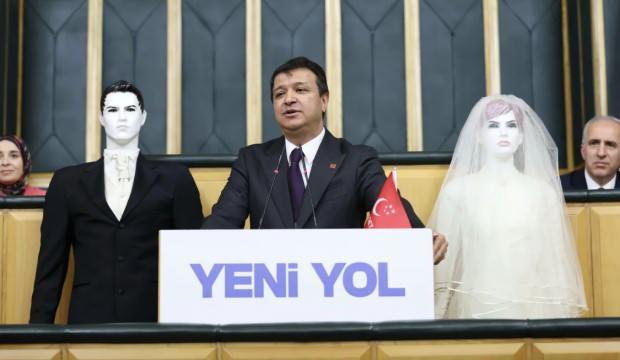 Meclis'te ilginç anlar: Mahmut Arıkan kürsüye gelin ve damat mankeniyle çıktı