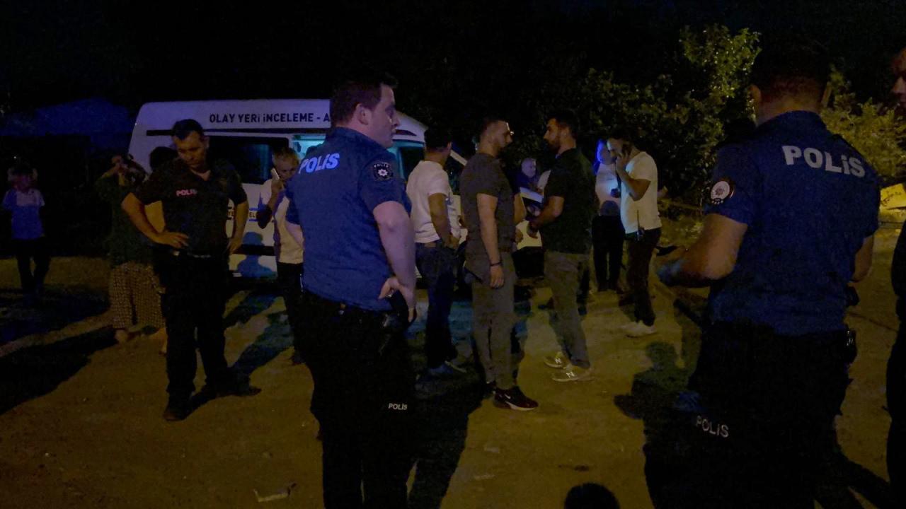 Cinayetin yaşandığı bölgeye ekipler sevk edildi. 