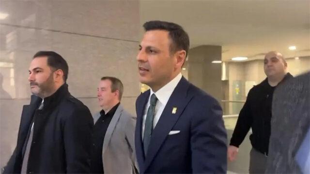 Özgür Çelik adliye koridorlarında yürürken