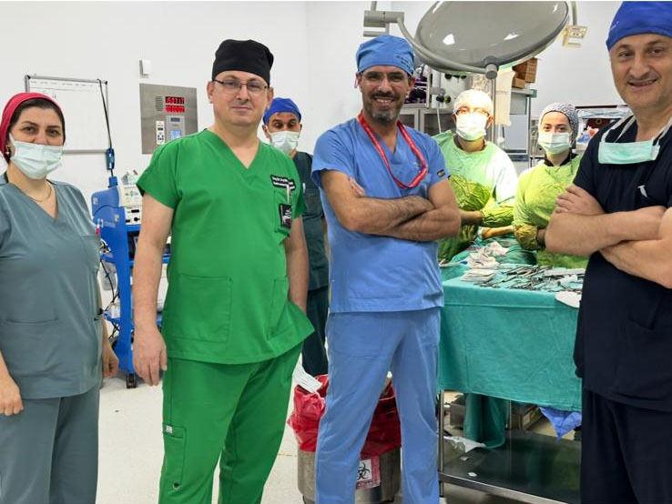 Genel Cerrahi Uzmanı Operatör Dr. İsmet Çelik ve Gastroenteroloji Uzmanı Doç. Dr. Aydın Aktaş.