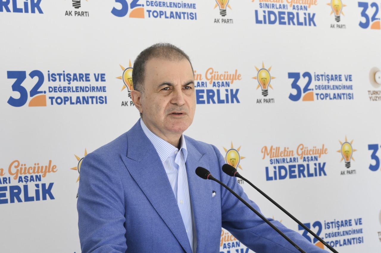 AK Parti Genel Başkan Yardımcısı ve Parti Sözcüsü Ömer Çelik, Ankara'nın Kızılcahamam ilçesindeki bir otelde düzenlenen AK Parti 32. İstişare ve Değerlendirme Toplantısı devam ederken gazetecilere açıklamalarda bulundu.