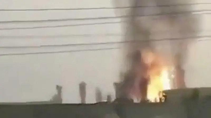 Buşehr'deki Güney Pars petrol sahasındaki patlama görülüyor