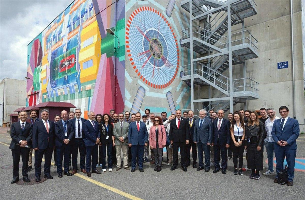 Bakan Kacır, Avrupa Nükleer Araştırma Merkezi'ni (CERN) ziyaret etti.