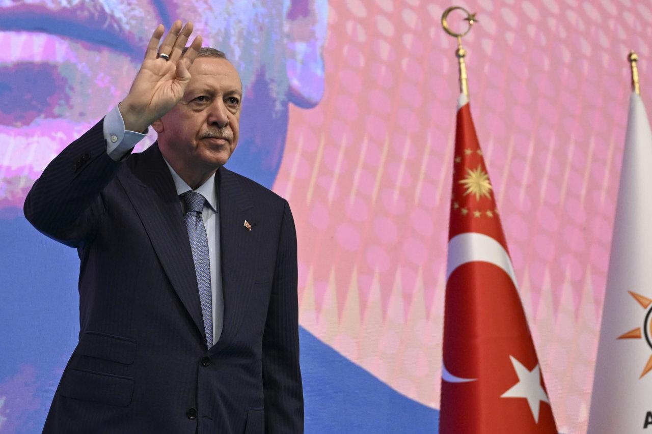 Cumhurbaşkanı Erdoğan, konuşması öncesi partilileri selamladı. 