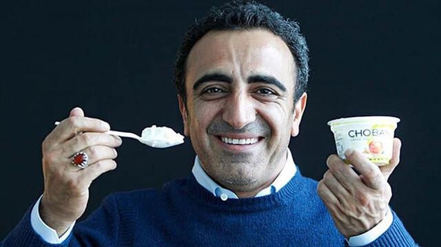 Hamdi Ulukaya ve sahibi olduğu markasına ait yoğurt