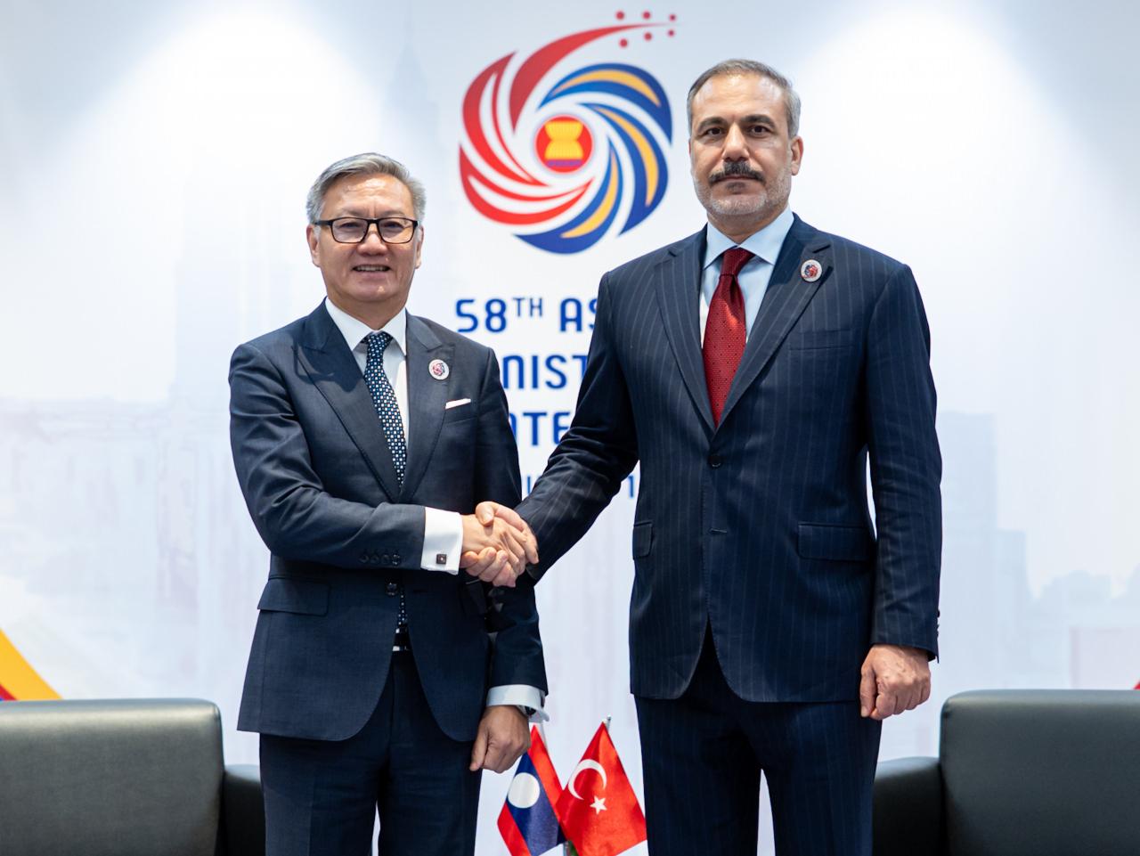 Laos Dışişleri Bakanı Thongsavan Phomvihane
