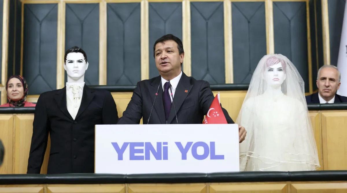 Saadet Partisi Genel Başkanı Mahmut Arıkan, kürsüye cansız mankenlerle çıktı.