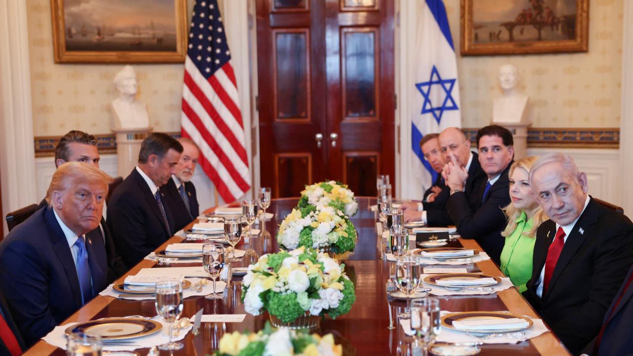 Donald Trump ve Binyamin Netanyahu Beyaz Saray'daki mavi odada akşam yemeğinde.