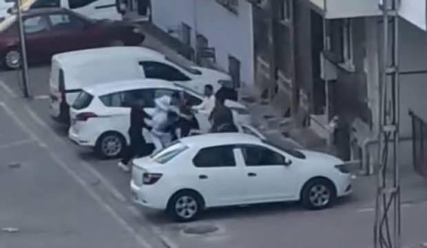 Küfürlü konuşanları uyarınca ortalık karıştı: Tekme tokat birbirine girdiler