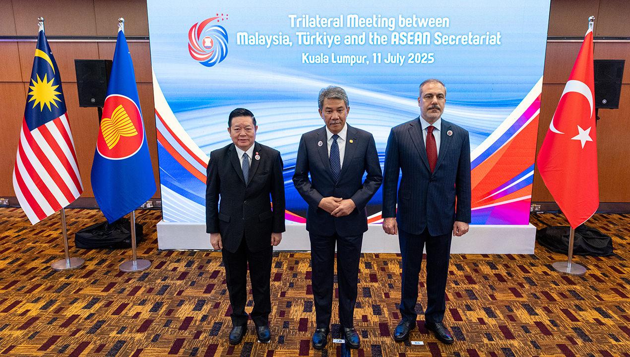 Malezya Dışişleri Bakanı Muhammed Hasan (ortada) ve ASEAN Genel Sekreteri Kao Kim Hourn (solda))