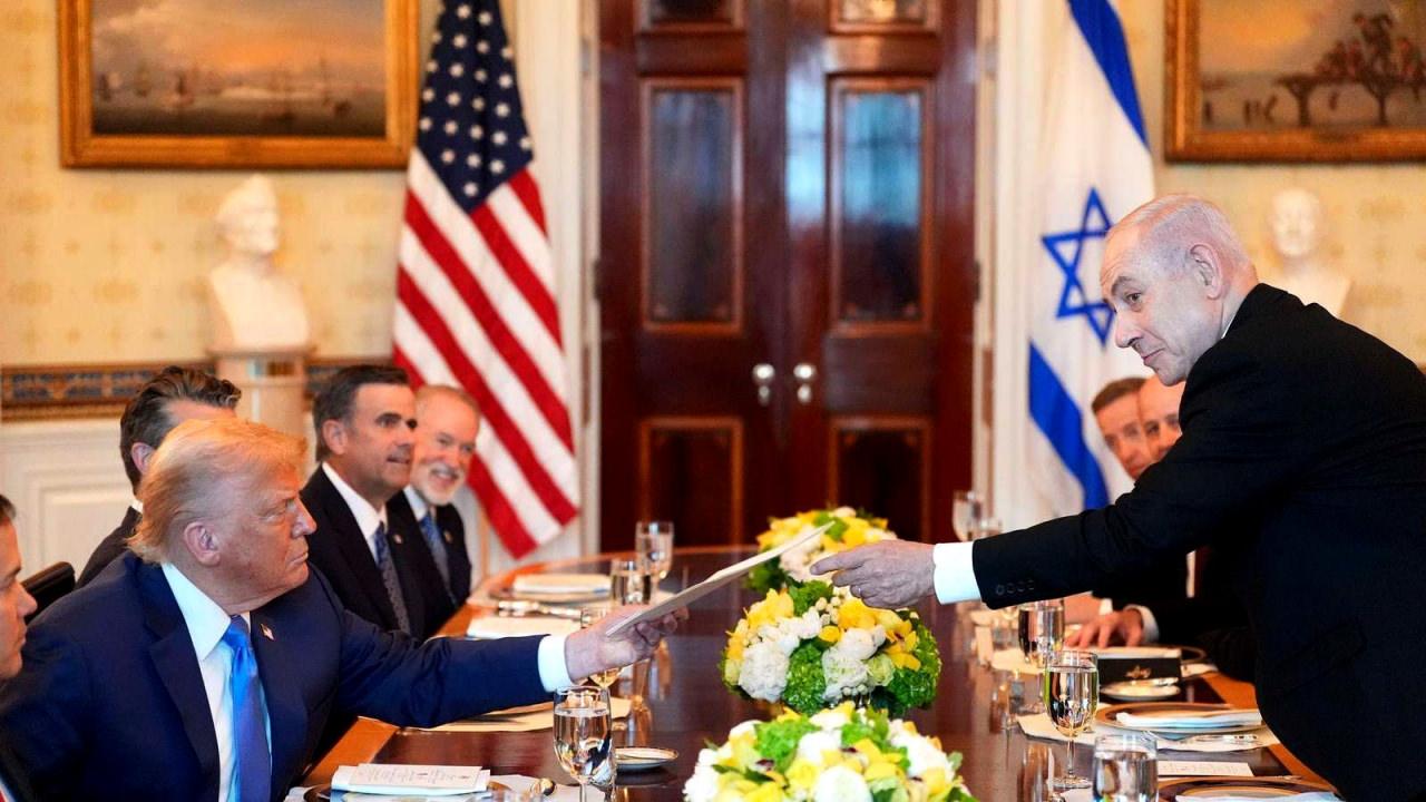 Netanyahu, Trump'a kendisi adına Nobel komitesine yazdığı mektubu veriyor.