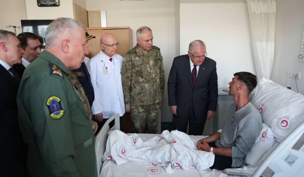 Milli Savunma Bakanı, zehirlenen askerleri ziyaret etti