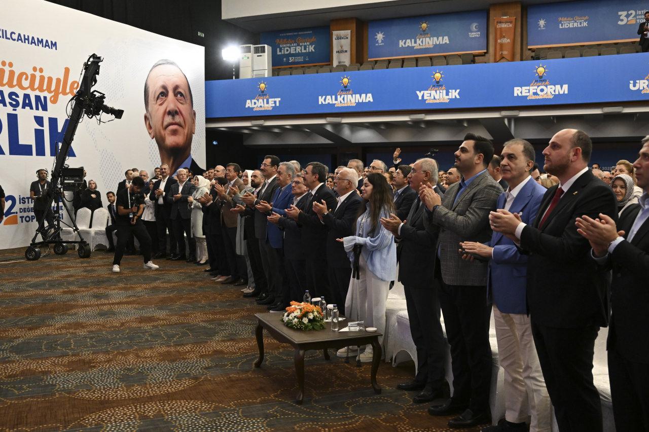 Cumhurbaşkanı Erdoğan'ın sözleri ayakta alkışlandı. 