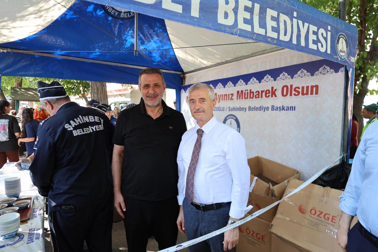 Şahinbey Belediye Başkanı Mehmet Tahmazoğlu, vatandaşlarla birlikte.