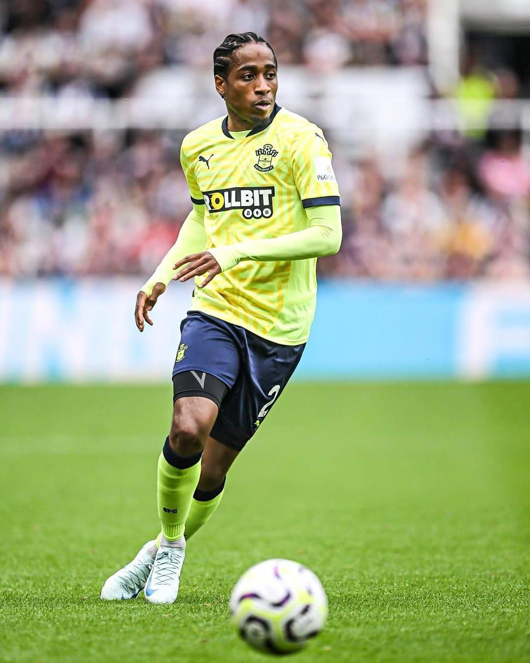 İngiliz sağ bek Kyle Walker-Peters