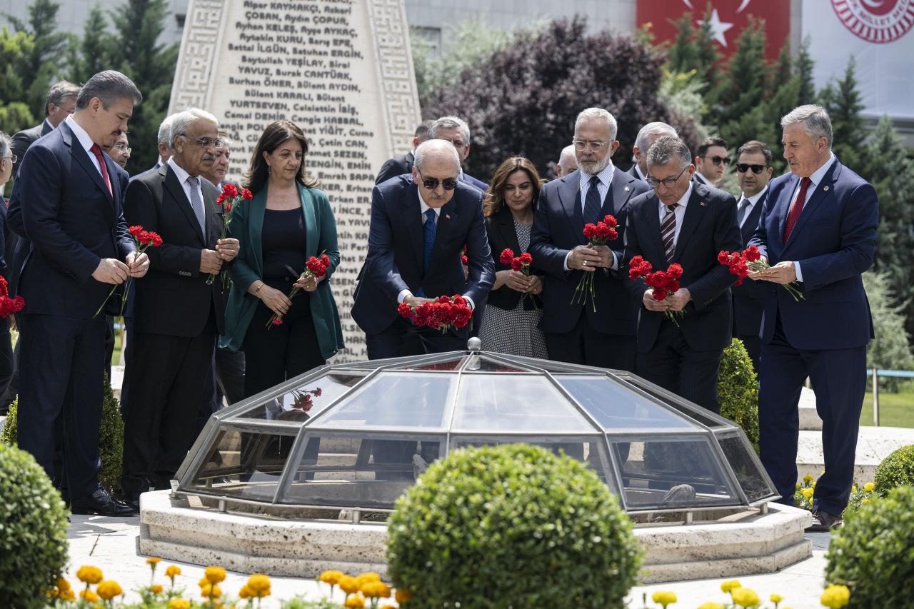 15 Temmuz Anıtı'na ve Şeref Holü'ne karanfil bırakma anı