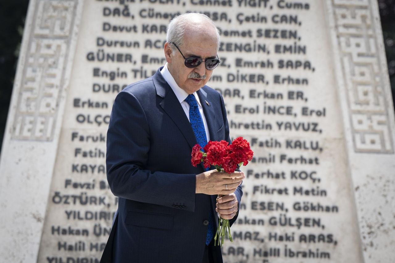 Numan Kurtulmuş'un karanfil bırakma anından bir görüntü