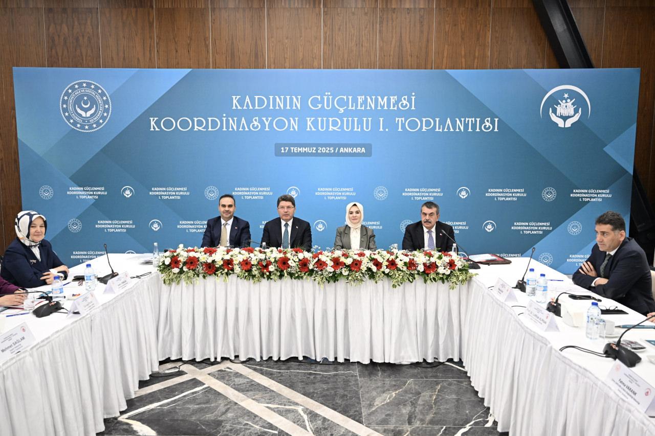 Kadının Güçlenmesi Koordinasyon Kurulu 1. Toplantısı, Aile ve Sosyal Hizmetler Bakanı Mahinur Özdemir Göktaş (sağ 3), Adalet Bakanı Yılmaz Tunç (sol 3), Sanayi ve Teknoloji Bakanı Mehmet Fatih Kacır (sol 2) ve Milli Eğitim Bakanı Yusuf Tekin'in (sağ 2) katılımı ile Ankara Hakimevi'nde gerçekleştirildi.